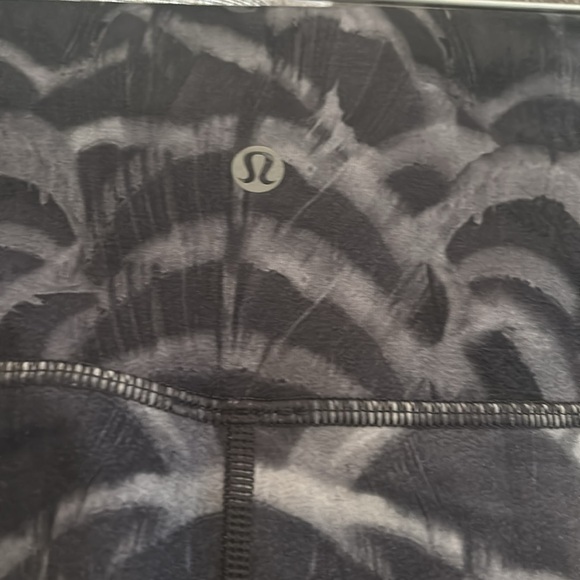 Lululemon leggings size 4 - Picture 4 of 4